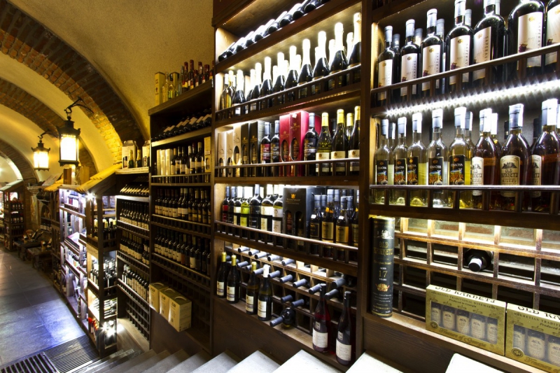 bar-SIX FOURS LES PLAGES-min_world_street_travel_shop_canon_georgia_wine_bottles-429767